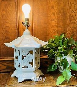 Vintage Mid Century Chinoiserie Pagoda Ceramic Pottery Studio Table Lamp White