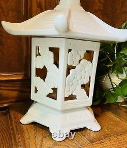 Vintage Mid Century Chinoiserie Pagoda Ceramic Pottery Studio Table Lamp White