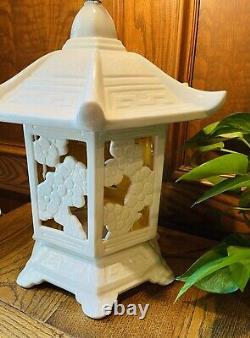 Vintage Mid Century Chinoiserie Pagoda Ceramic Pottery Studio Table Lamp White