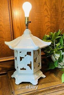 Vintage Mid Century Chinoiserie Pagoda Ceramic Pottery Studio Table Lamp White