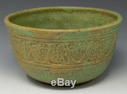 Vtg. ROBERT L MORGAN Studio Pottery Bowl Moss Green Faces & Figures, scheier era