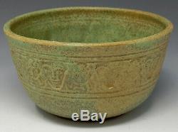 Vtg. ROBERT L MORGAN Studio Pottery Bowl Moss Green Faces & Figures, scheier era